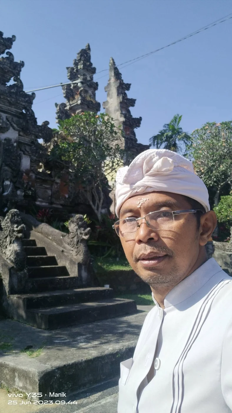 Bali Hilltop local host welcoming and assisting travelers