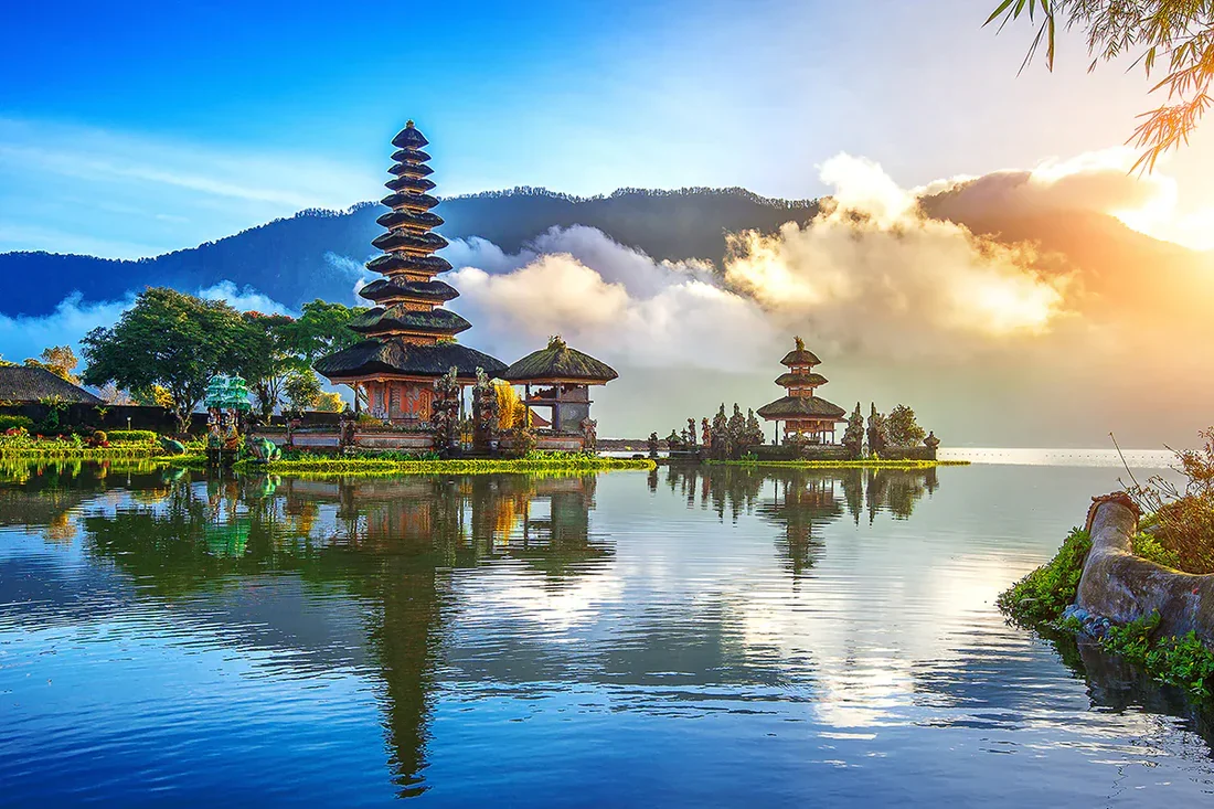 Ulun Danu Beratan Temple beside the lake